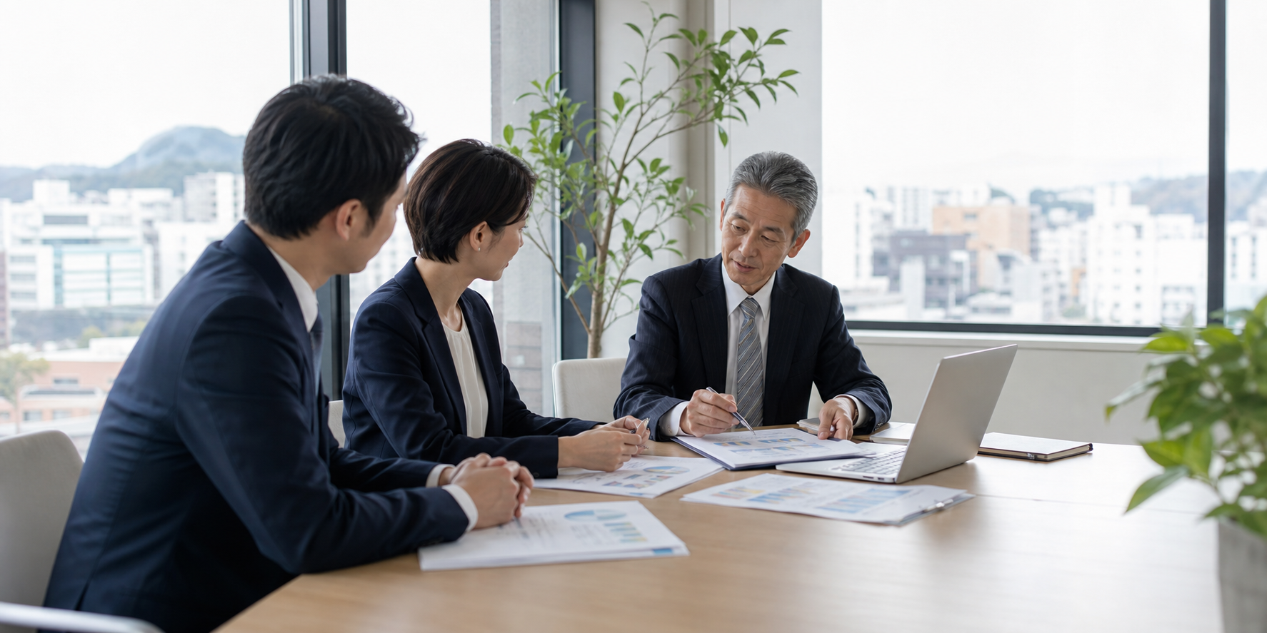 仙台の日本語学校M&Aについて資料を見ながら協議する打ち合わせ風景
