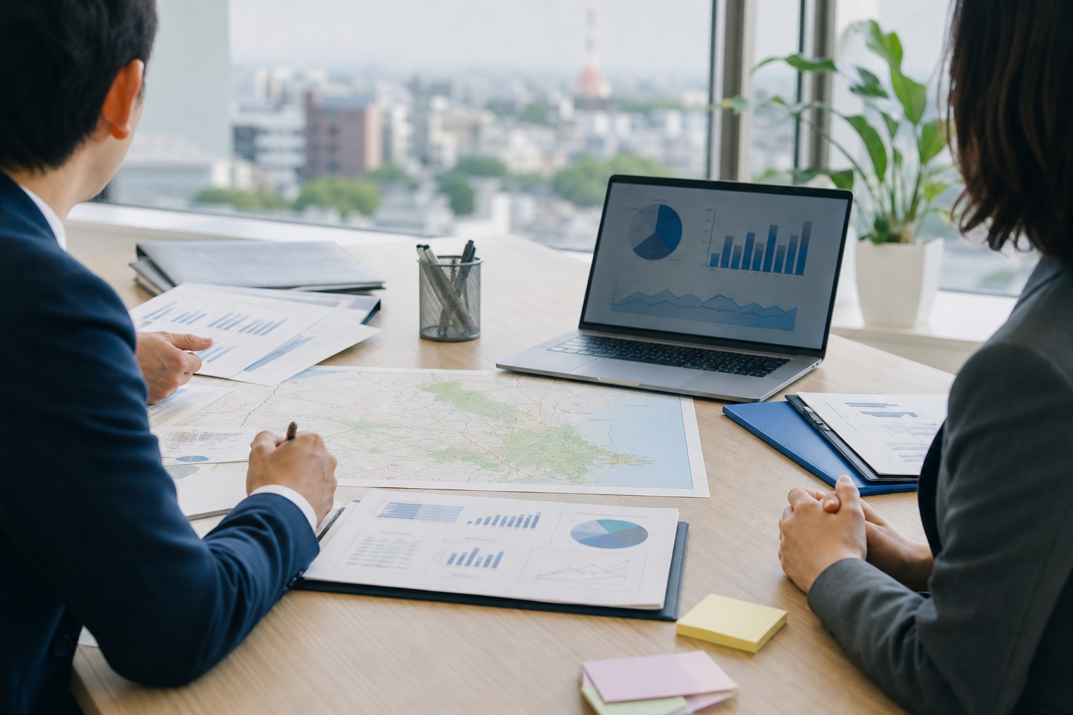 埼玉の日本語学校M&Aに関する資料と地図を確認する実務打合せのイメージ